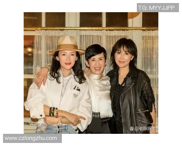 球星携手足球明星同框亮相笑容满面尽显运动与友谊魅力